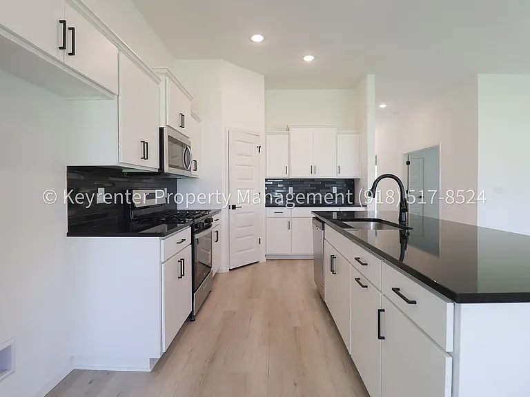 2908 S Redwood Ave — Photo 11