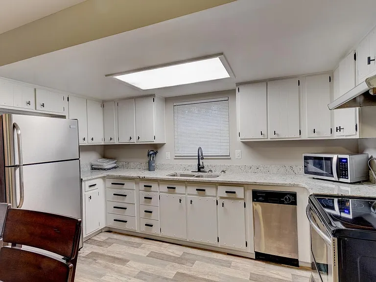 8027 N Richardt Ave — Photo 19
