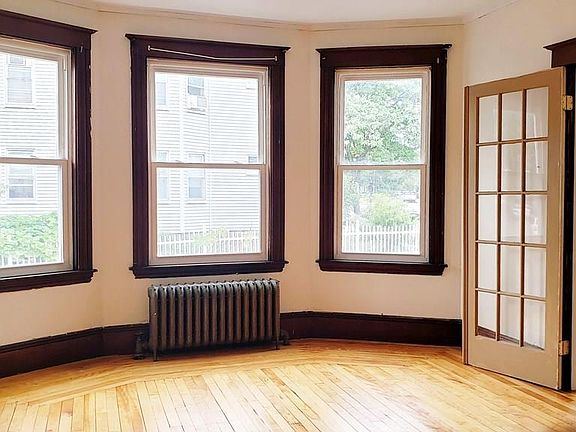 4th image of 418 Essex St #1