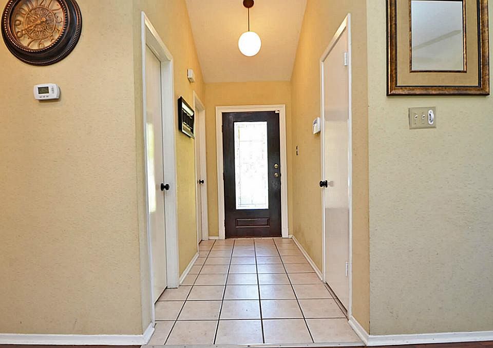 Tiled entry w/upgraded door.