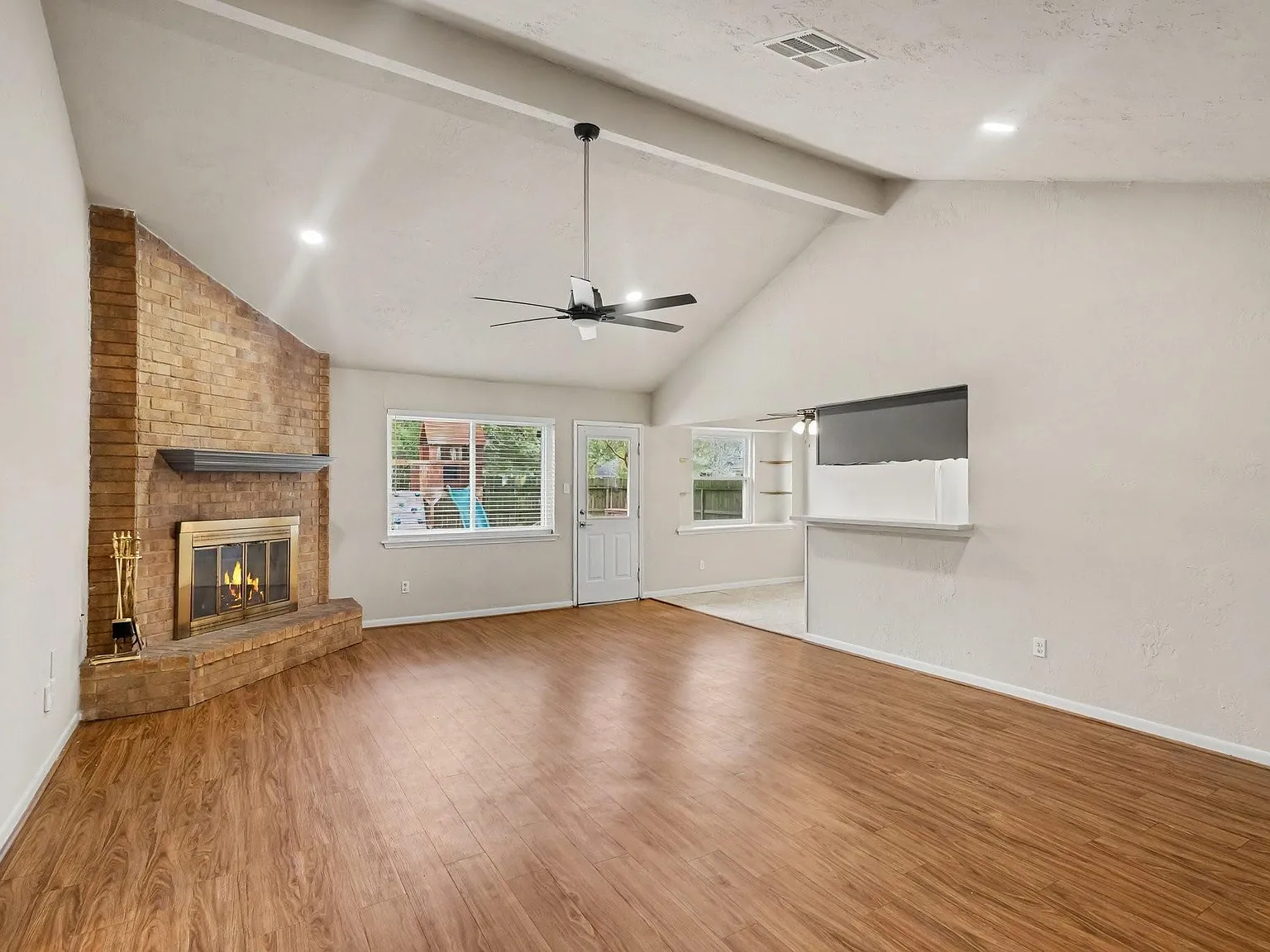 3 bed, 2.0 bath, 1695 sqft, $2,000 — Photo 3