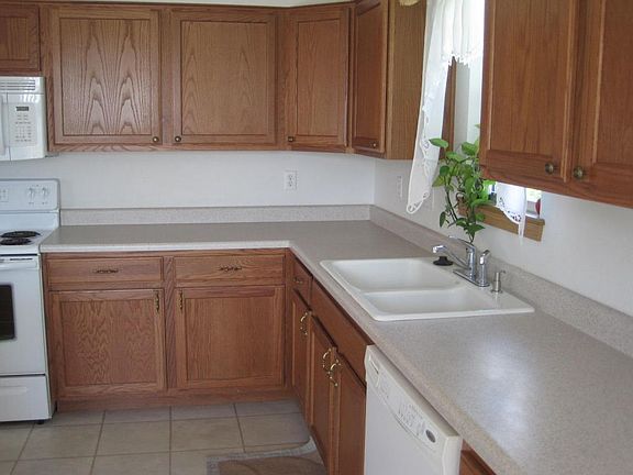 4th image of 8 Valley View Dr E #A