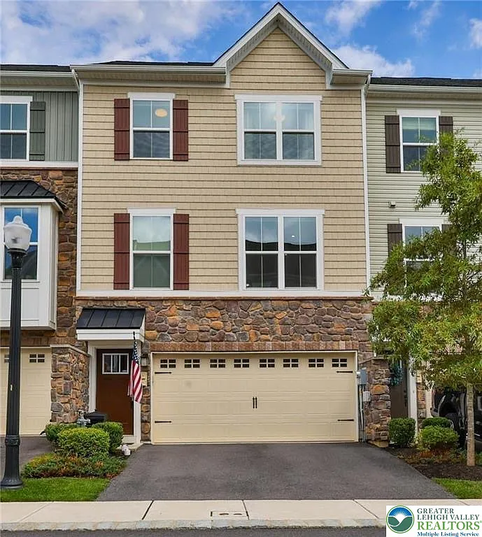 3 bed, 3.5 bath, 2407 sqft, $3,300 — Photo 1