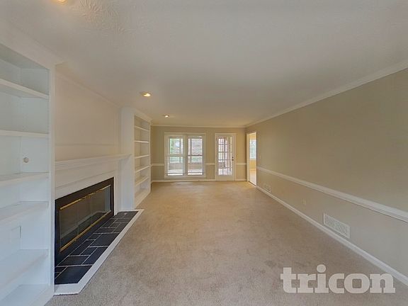 4th image of 215 Comstock Ct
