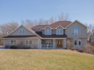 2713 Royal Oaks Dr NW, Swisher, IA 52338