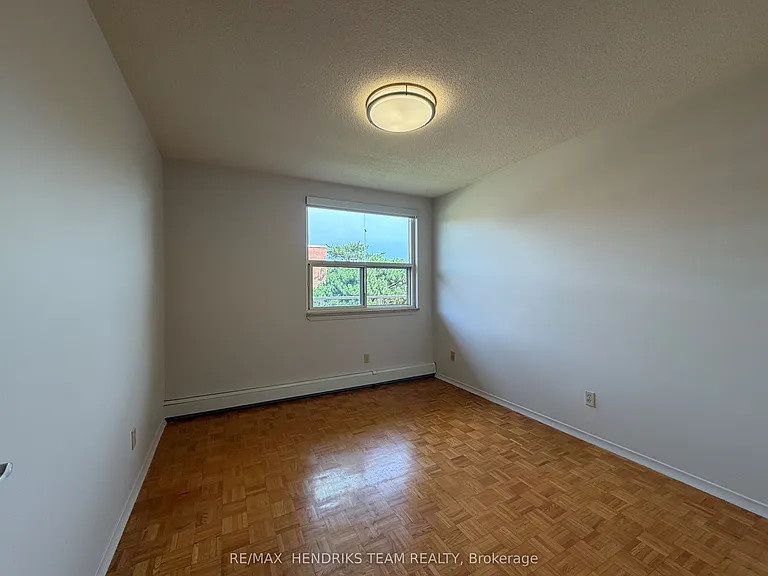 39 Leaside Dr #409 — Photo 5