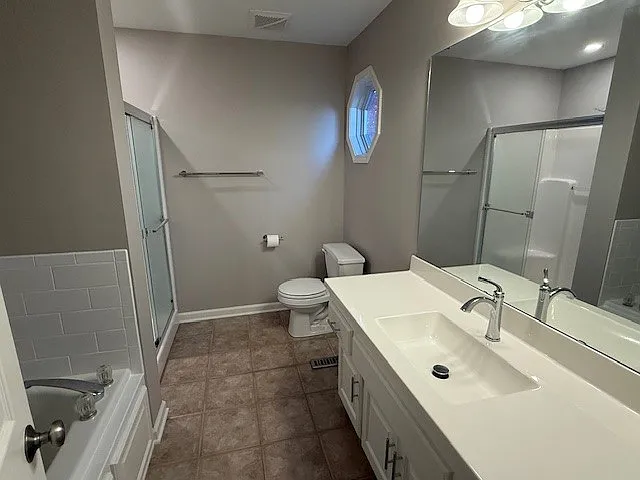807 NE 107th Ter — Photo 11