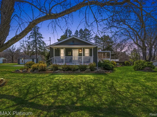 11124 White Lake Rd, Fenton, MI 48430