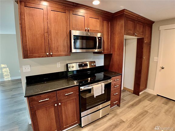 5th image of 7018 Locust Ave E