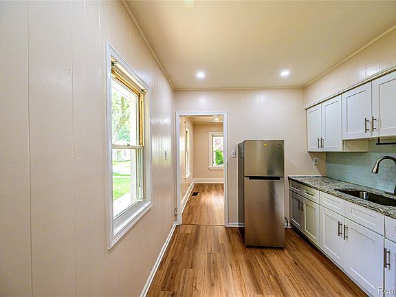 4th image of 3226 Grayson St