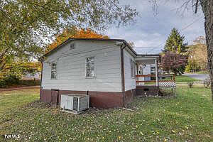 3rd image of 504 Clay St