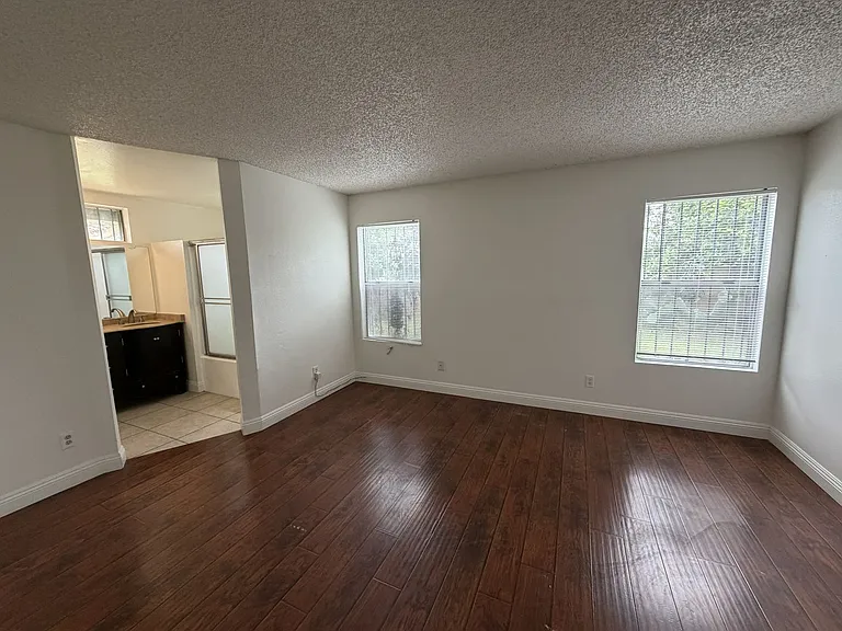 560 S Quince Ave — Photo 13