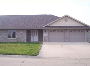 1223 10th Ave SE, Dyersville, IA 52040
