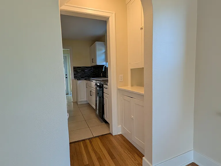 1102 E Maplewood Ave — Photo 8