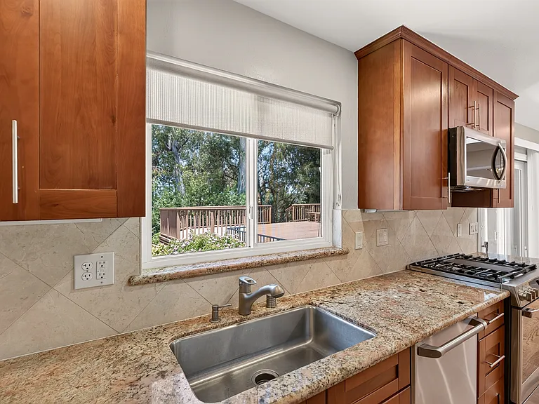 25 Bates Blvd — Photo 11