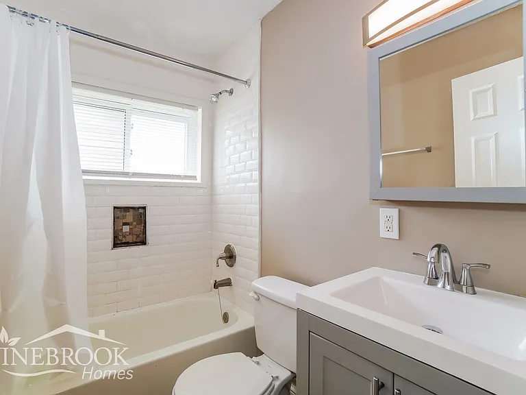 1747 Brentnell Ave — Photo 13