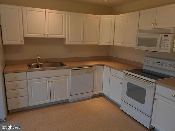 5th image of 444 E Red Lion Dr