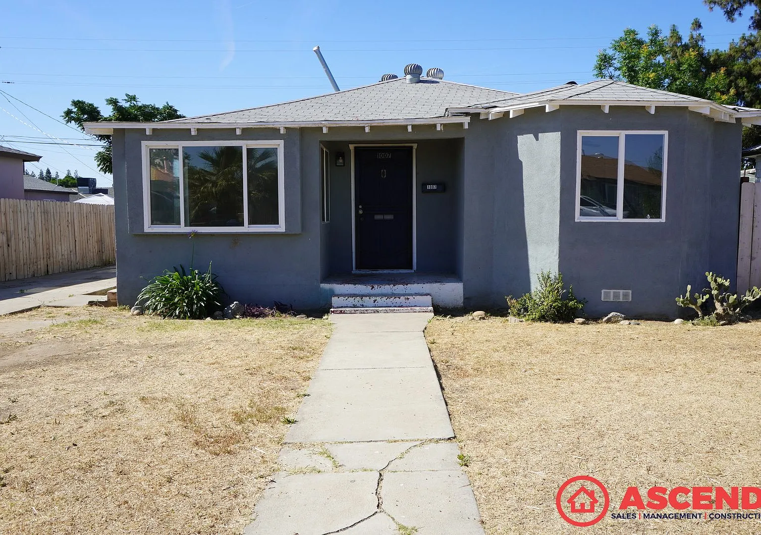 Spacious 3BD/1.5BA Home in Bakersfield's 93308 Garage, Water Included & Small Pets Welcome! — Photo 1