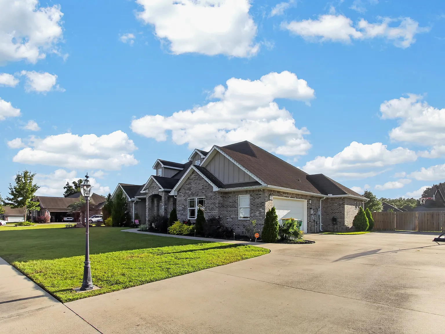 5 bed, 3.5 bath, 3871 sqft, $4,000 — Photo 3