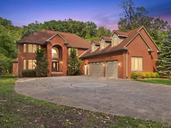 8610 Ferry Rd, Grosse Ile, MI 48138