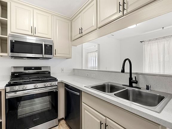 5th image of 548 N Westmoreland Ave APT 3