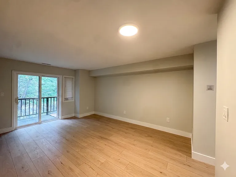 Huge living room with fireplace (2/2).