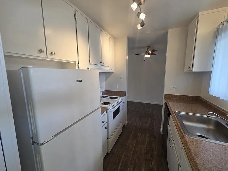 Tropic Sands Apartments — Photo 12
