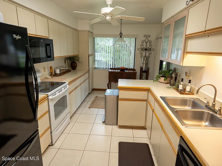 605 Saint Albans Ct #18H — Photo 10