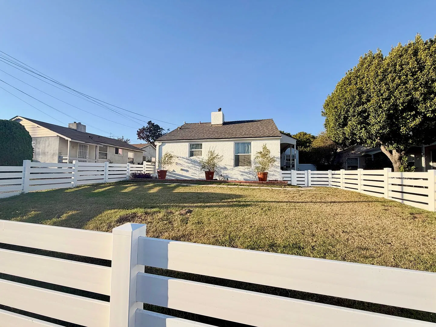 Front unit of a Duplex with Private yard and Nicely Remodeled — Photo 4
