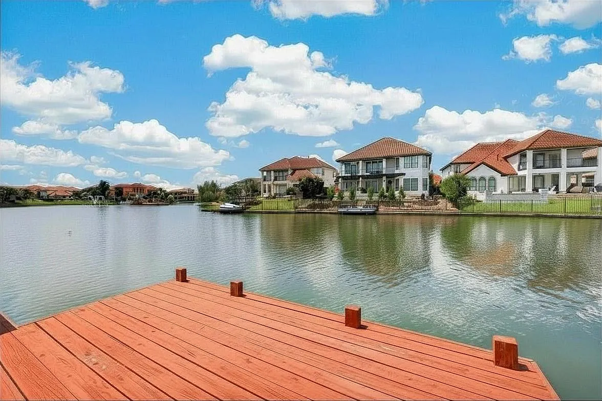 4 bed, 3.5 bath, 3951 sqft, $4,900 — Photo 2