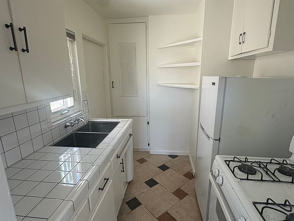 3rd image of 4476 52nd St