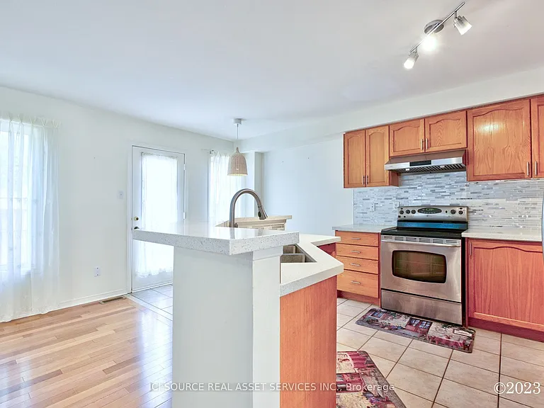 2 Waterton Cres — Photo 6