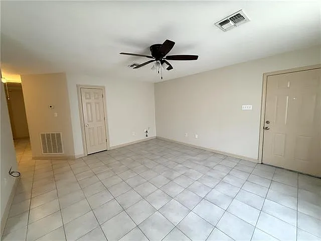 3 bed, 2.0 bath, 1402 sqft, $2,100 — Photo 3