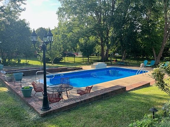 5th image of 210 Ashebrooke Ln