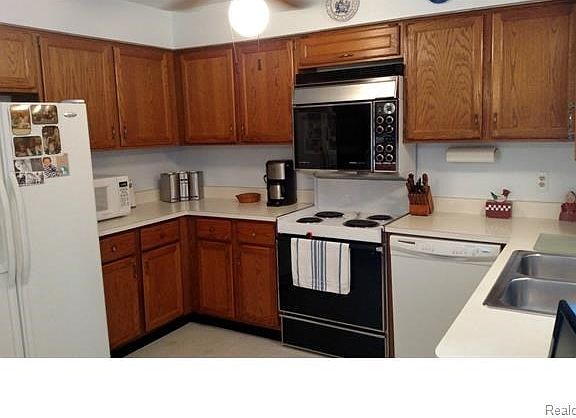 4th image of 784 Country Club Dr