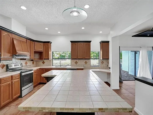 16610 Royal Poinciana Ct — Photo 4