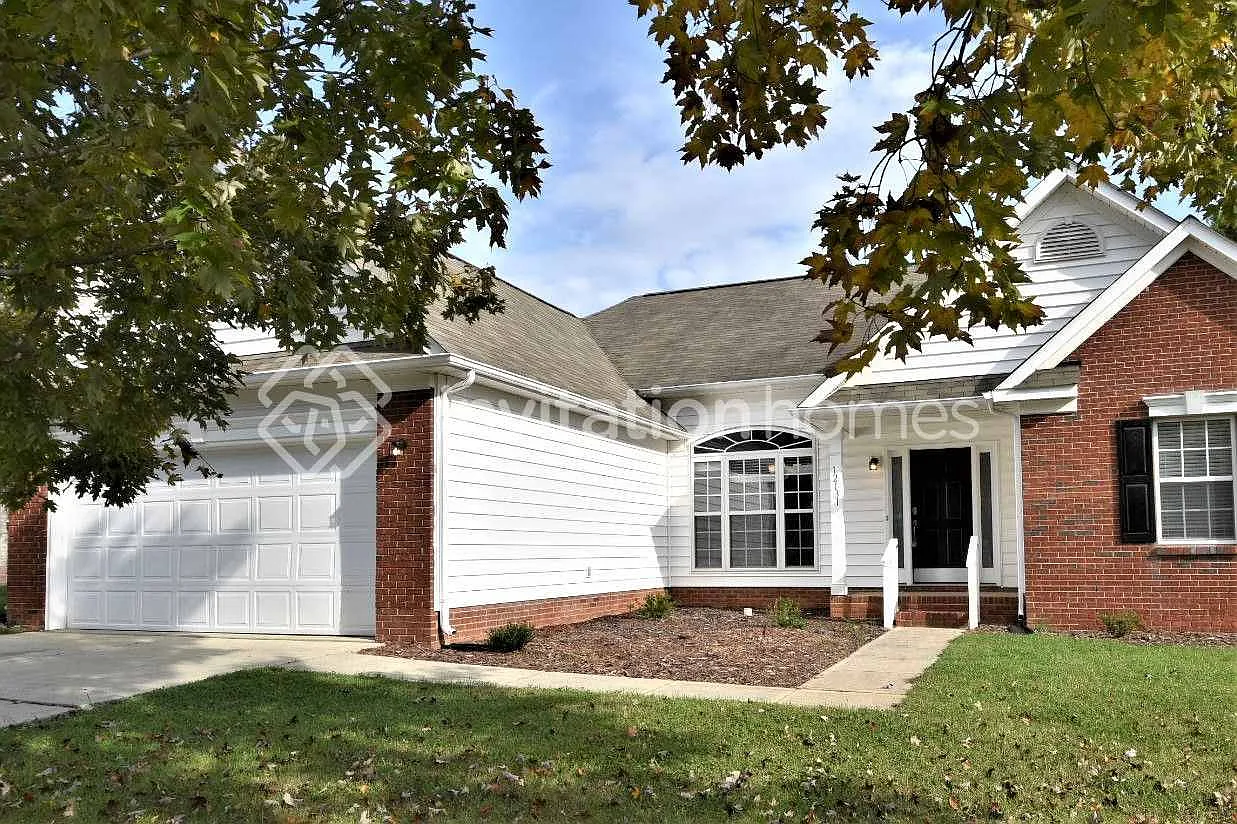 12131 Old Willow Rd Charlotte, NC 28269 — Photo 1