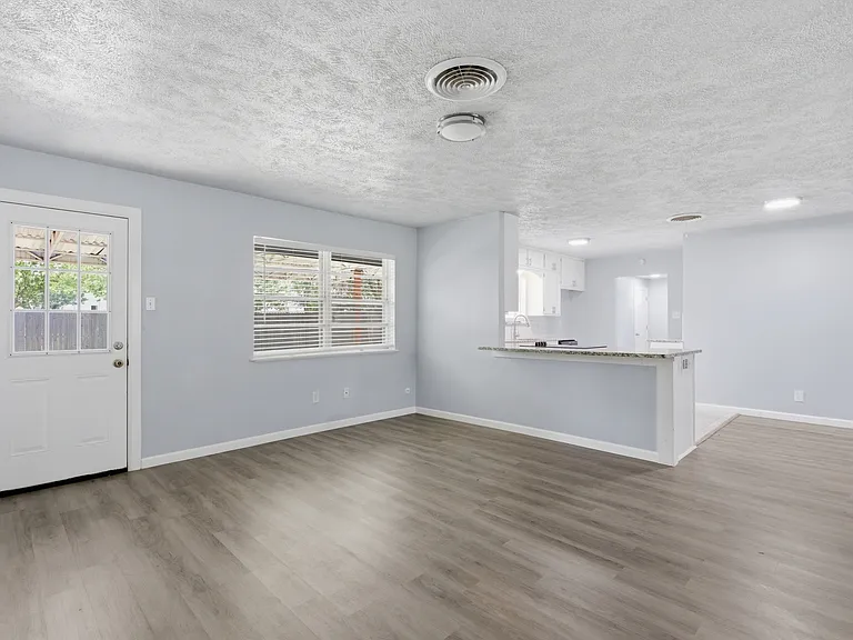 2120 Nottingham Blvd — Photo 20