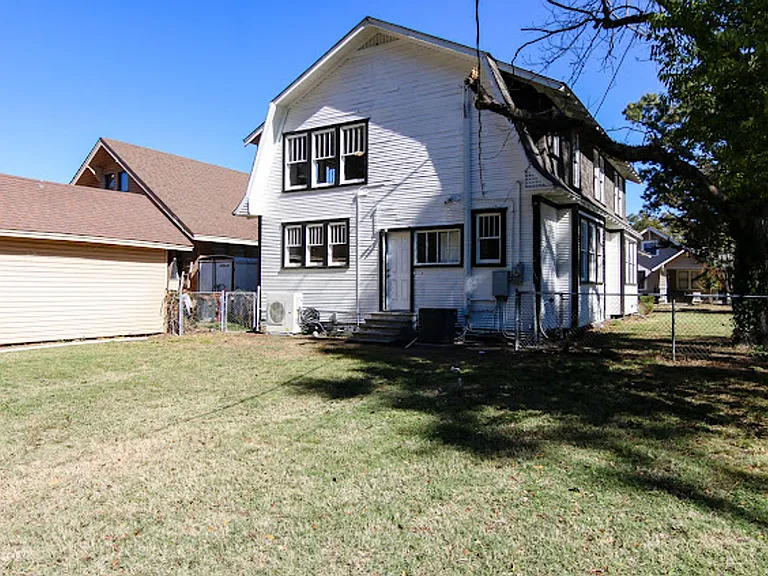 2301 Pecan St — Photo 23