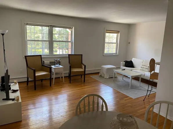 24 Layton Ave #27, Southampton, NY 11968