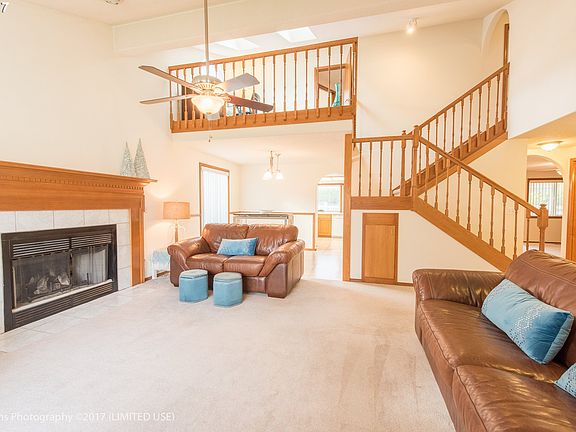 4th image of 612 NE 157th Ave