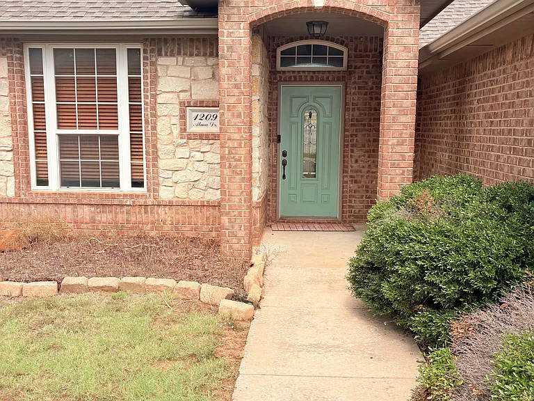 1209 Alma Dr — Photo 1