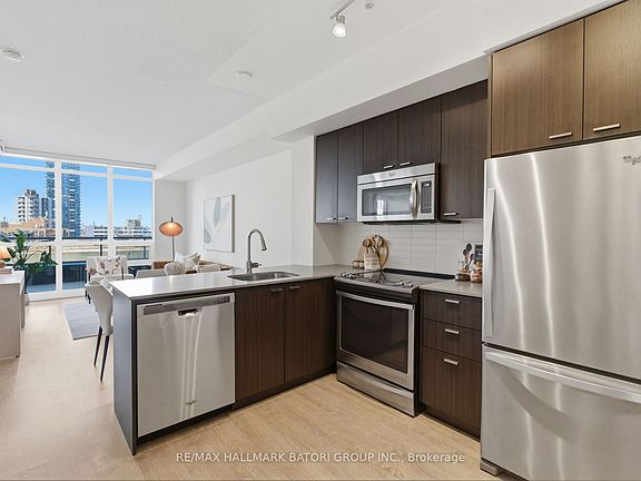 5th image of 30 Roehampton Ave #706