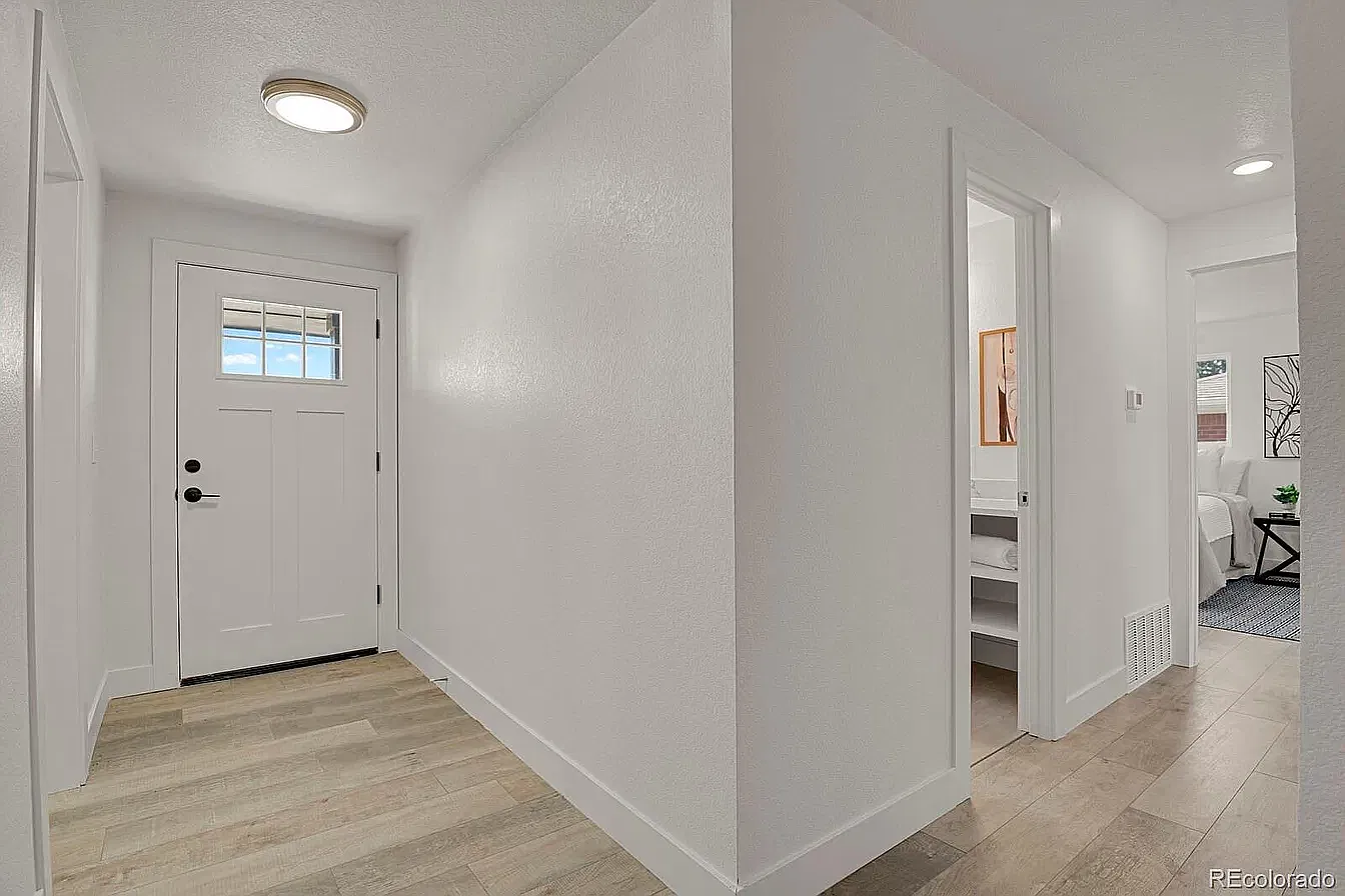 3 bed, 2430 sqft, $3,170 — Photo 4