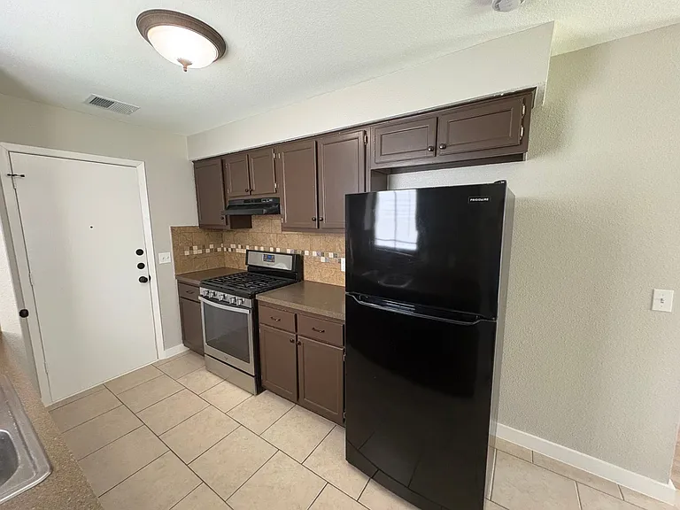 817 Cactus Dr — Photo 10