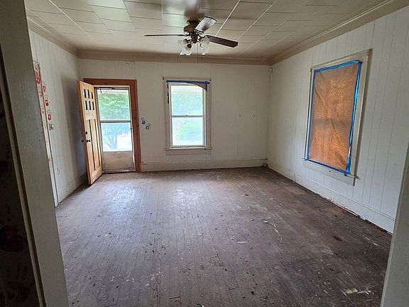 5th image of 225 W Lincoln Ave