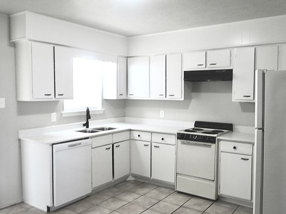 4th image of 2503 Helena Ave