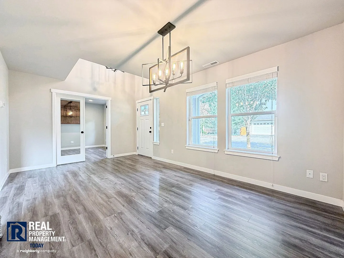 Updated 4-Bedroom Enumclaw Home | Tesla Charger, A/C & Bonus Room — Photo 3