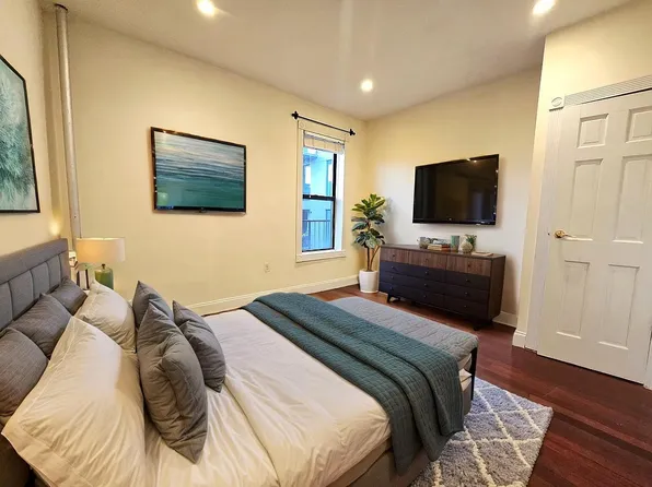 586 Pacific Street image 4 of 9