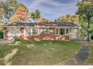 912 S Geyer Rd, Saint Louis, MO 63122